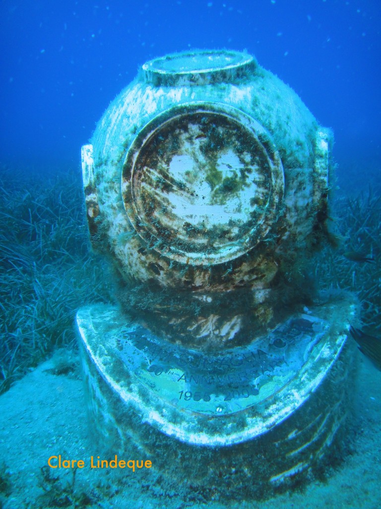 The statue depicts an old fashioned diving helmet